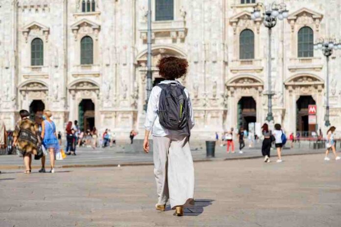 Cristina Gabetti, ambassador Dyson Italia, in Piazza Duomo a Milano