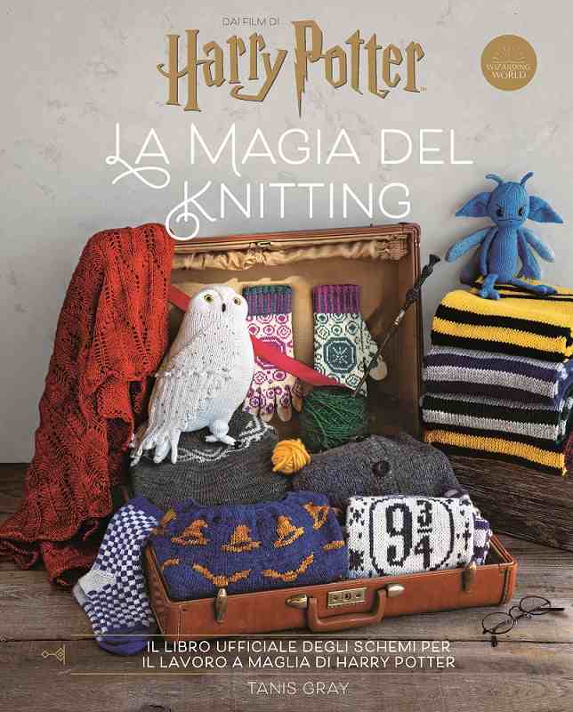 Copyright © 2020 Warner Bros. Entertainment Inc. HARRY POTTER characters, names and related indicia are © & ™ Warner Bros. Entertainment Inc. WB SHIELD: © & ™ WBEI. WIZARDING WORLD trademark and logo © & ™ Warner Bros. Entertainment Inc. Publishing Rights © JKR. (s20) All rights reserved. No part of this book may be reproduced in any form without written permission from the publisher Harry Potter La magia del Knitting