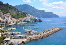 La Costiera Amalfitana e le sue bellezze senza tempo Porto di Amalfi La costiera amalfitana - vacanze al mare in Italia