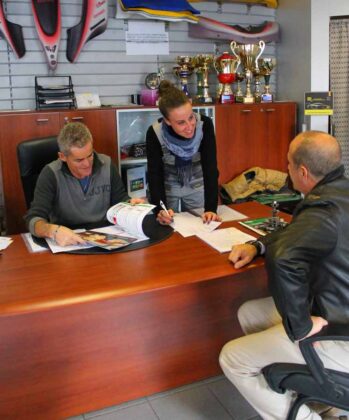 05 Autogianni Multiservice Gianni e Valentina con un cliente