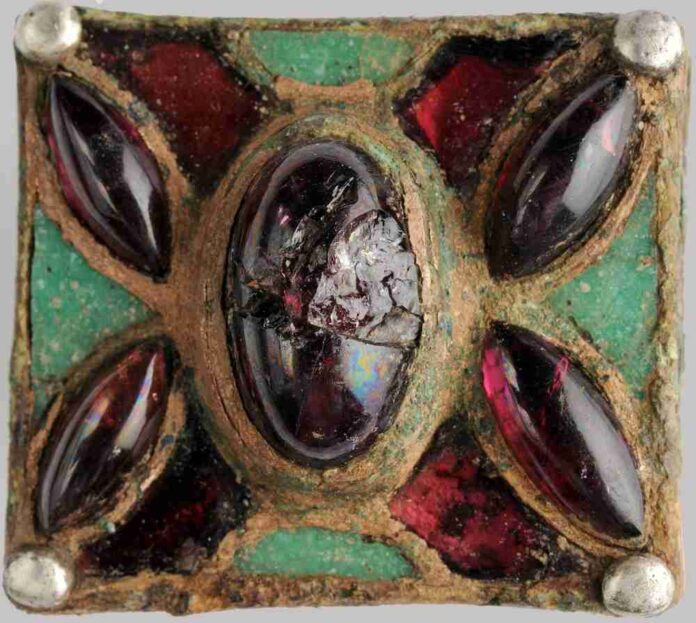 Una fibula con granati e vetri o smalti dalla necropoli di Masano Una fibula con granati e vetri o smalti dalla necropoli di Masano