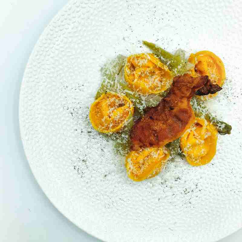 Chef Claudio Sadler Tortelli farciti di carbonara con puntarelle saltate