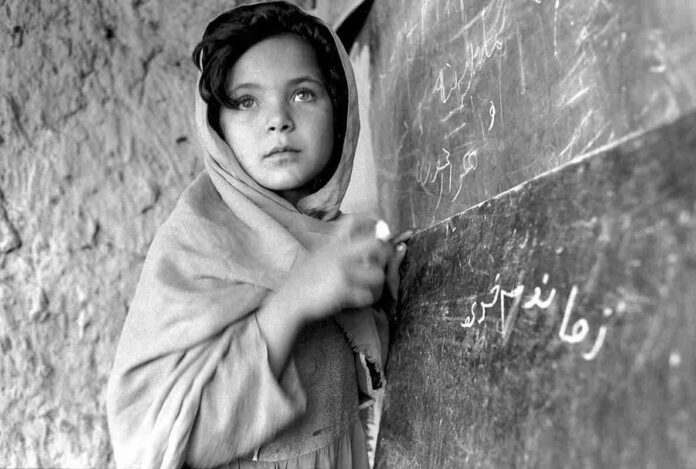 Ragazzina afgana frequenta una delle migliaia di scuole di base costruite nei villaggi con l’aiuto dell’ONU, Nangarhar, Afghanistan, 24 aprile 2008 © courtesy UN Photo/Roger Lemoyne Roma Human Right 51 2008 175278 Afganistan web