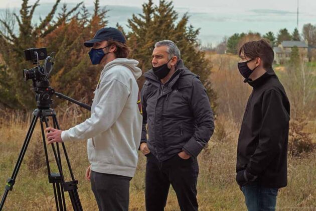 Max Leonida assieme ai suoi studenti, assistenti e collaboratori sul set