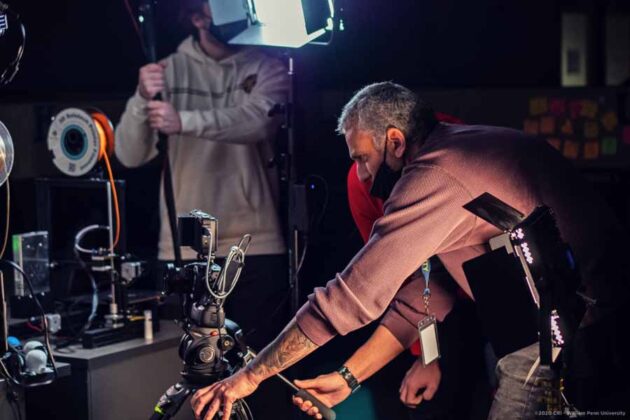 Max assieme ai suoi studenti, assistenti e collaboratori sul set
