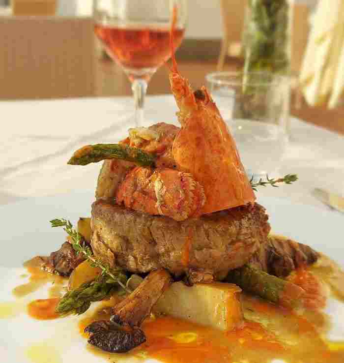 Surf & Turf Filetto di scottona e astice al Cognac e aneto, servito con asparagi e carciofi di Gerusalemme