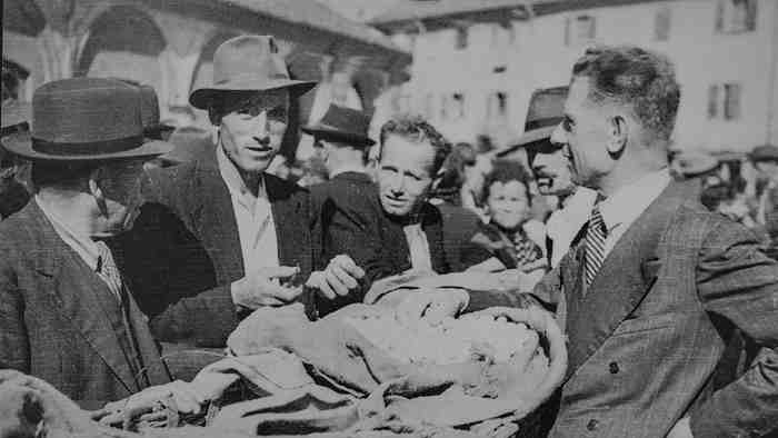 Giuseppe Miroglio acquista i bozzoli sul mercato di piazza San Giovanni, 1946