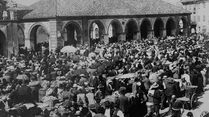Piazza Pertinace Il mercato dei cochèt, 1930 (Archivio Buccolo)