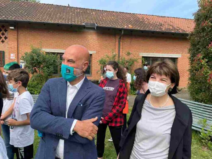 Scuola Forestami premiazioni Caccia al tesoro con Assessora Galimberti e Riccardo Gini Dir