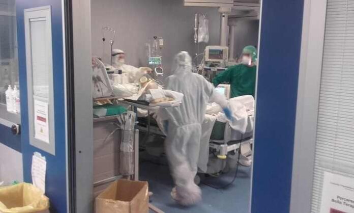 Terapia intensiva pazienti covid con parenti e personale sanitario