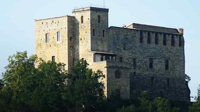 castello di zavattarello min