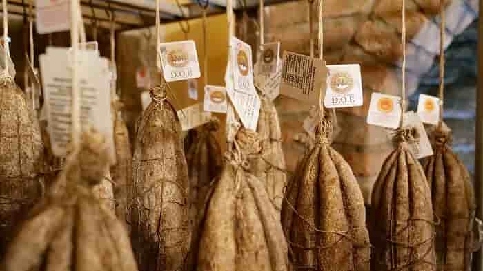 salami di varzi dop in stagionatura min