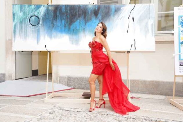 cantante e attrice Arianna Bergamaschi in abito di Victoria Torlonia quadro di Marco G