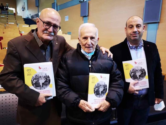 Il prof SILVIO GARATTINI con gli oncologi LILT LECCE Giuseppe Serravezza (a sinistra, resp scientifico Lilt Lecce) e Carmine Cerullo (presidente Lilt provinciale)