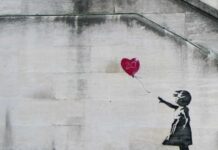 Street Art: tra Diritto e Anarchia Banksy bambina col pallocino