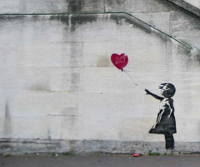 Banksy bambina col pallocino