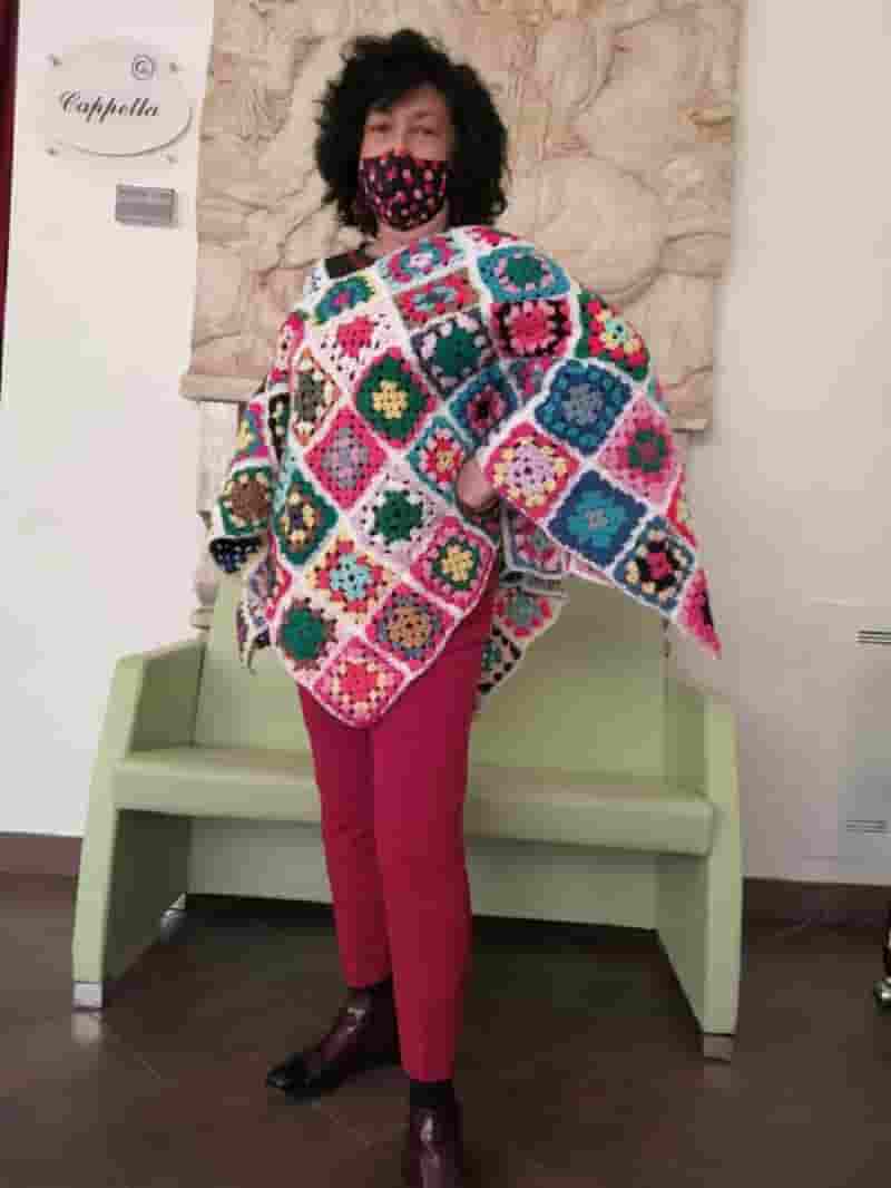 Mantella fatta a mano fantasia crochet modella per un giorno l'Amministratrice Ivonne Capelli di VG
