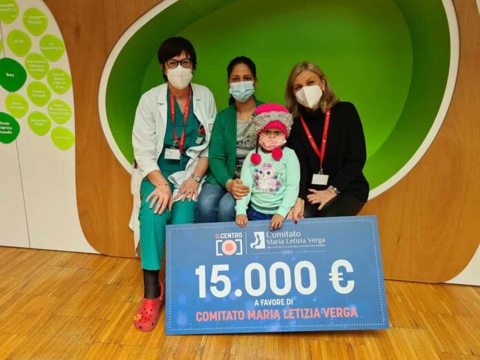 IL CENTRO Consegna assegno a Lorella Marcantoni Comitato Maria Letizia Verga