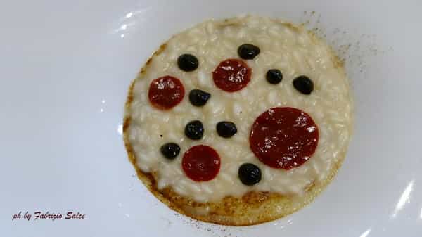 risotto con crema di topinambour, 'nduja, aglio nero e liquirizia