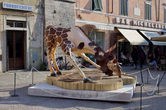 05 Sandro Gorra BERE Piazza del Duomo Pietrasanta