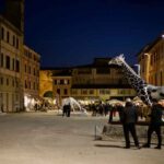 16 Vista della mostra Sandro Gorra. L arte dell attimo nella Piazza del Duomo a Pietrasanta
