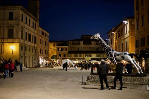 16 Vista della mostra Sandro Gorra. L arte dell attimo nella Piazza del Duomo a Pietrasanta