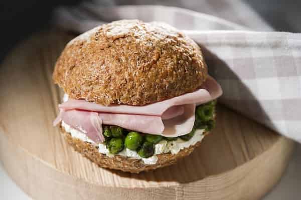 Panino prosciutto cotto pesto e pisellini