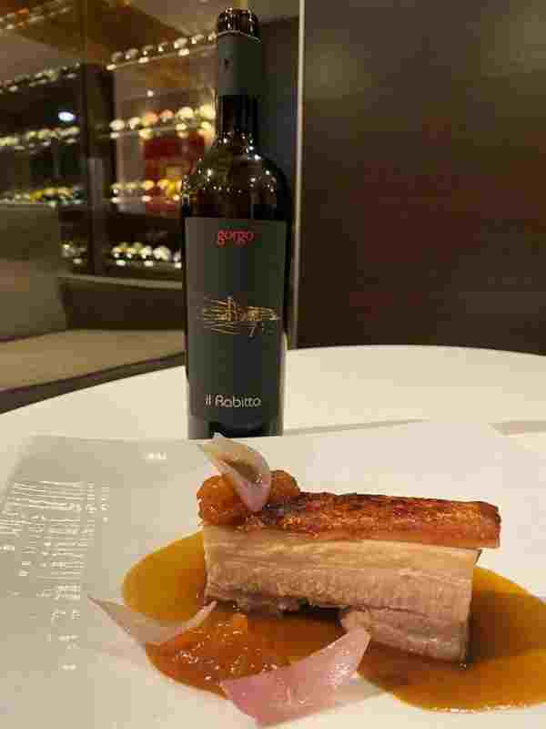 Pancia di maiale morbida e croccante, chutney di frutta del giorno, cipolla cotta nel sale