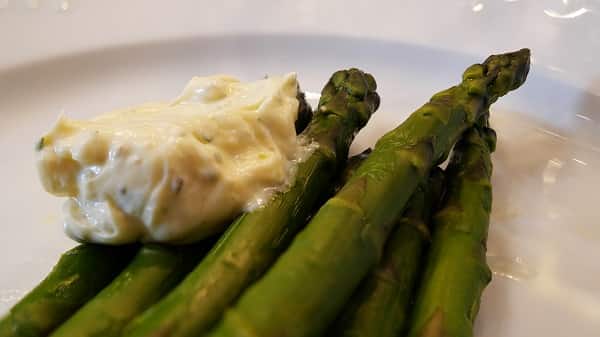 asparagi con salsa tartara