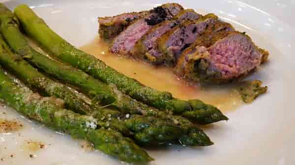 asparagi e controfiletto in crosta