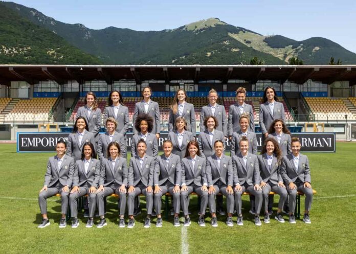 Giorgio Armani firma la divisa formale della nazionale femminile agli Europei di Calcio 2022