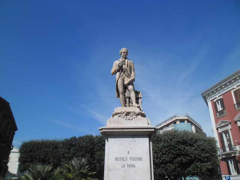 Statua di Niccolò Piccinni da wikipedia Spomenik u talijanskom gradu Bariju