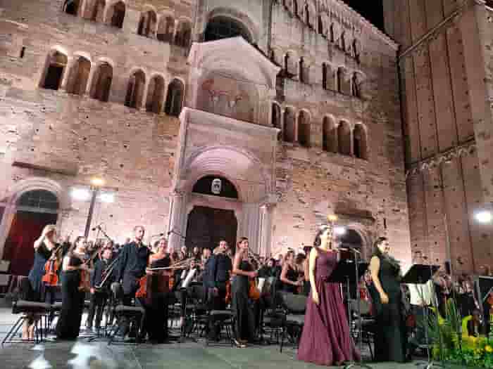 Applausi alla Orchestra della Toecanini dopo l'esecuzione della Nona sinfonia di Beethoven in piazza del Duomo a Parma