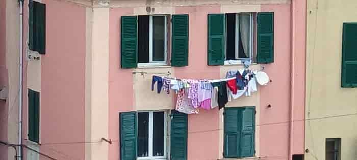 Lini appesi, visti dal tetto del Museo del Mare di Genova