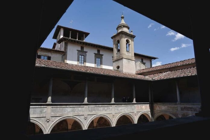 Firenze Casa del Mutilato Chiostro degli Angeli con campanile