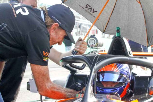 01 Emerson Fittipaldi Sr con Jr min