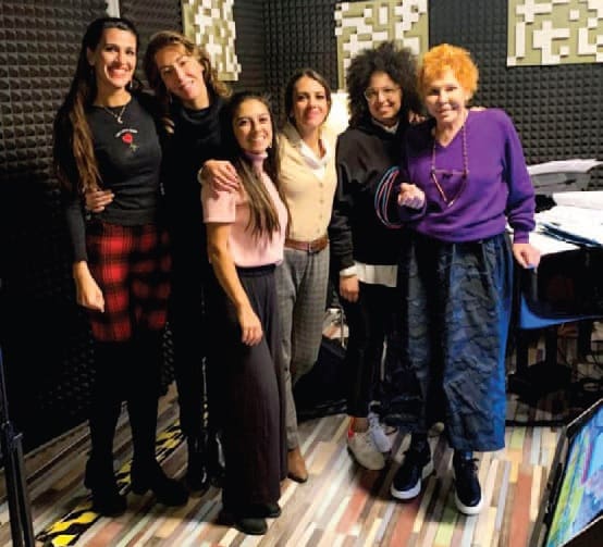 Ornella Vanoni con le sue cinque musiciste: Sade Mangiaracina (pianoforte), Laura Klain (batteria), Leila Shirvani (violoncello), Federica Michisanti (contrabbasso) e Eleonora Strino (chitarra) Ornella Vanoni con le 5 musiciste