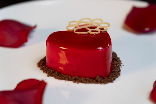 Cioccolato bianco, lampone e peperoncino. Milano 37 Restaurant Credits ph. Francesco Robustelli