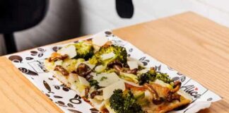 Pizza stagionale con broccoli, patate, funghi chiodini e scaglie di Parmigiano Reggiano