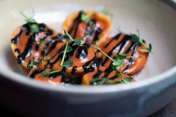 Raviolo di mare, nero di seppia e salsa americana. Milano 37 Restaurant Credits Ph. Francesco Robustelli 2