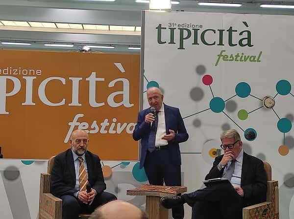 a sx Assessore Agricoltura Andrea Maria Antonini con Angelo Serri a dx Gioacchino Bonsignore