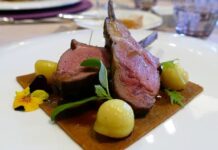 A Pasqua il cosciotto di agnello con patate agnello al barbeque con patate