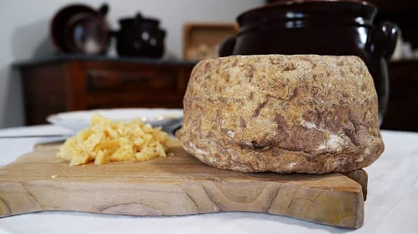 formaggio di pecora stagionato usato per produrre bruss