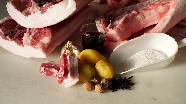 gli ingredienti per la preparazione del salampatata