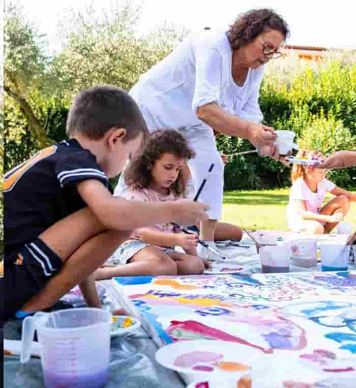 Anna Seccia in una stanza del colore per ragazzi