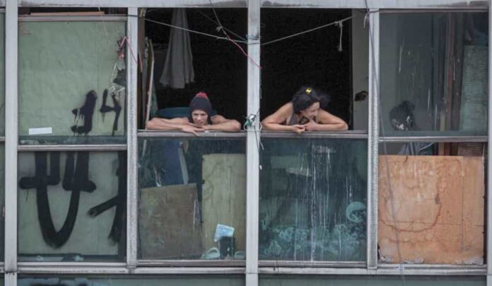 Skin of Glass, di Denise Zmekhol AFA