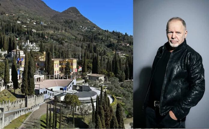 a sx: Il Vittoriale degli Italiani (ph di Augusto Rizza) ; a dx Vasco Rossi (ph di Gianluca Simoni, Chiaroscuro Creative) Vittoriale degli Italiani (ph di Augusto Rizza) ; a dx Vasco Rossi (ph di Gianluca Simoni, Chiaroscuro Creative)