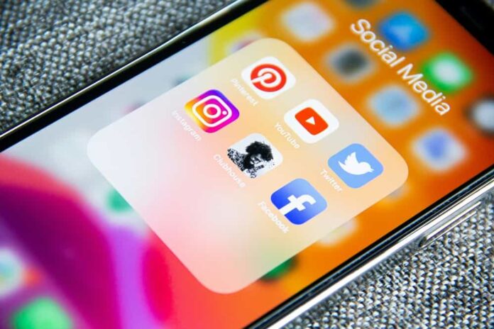 Foto di Adem Ay - unsplash Social media marketing