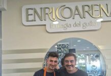 Enrico Arena a sx e Giovanni Sorrentino a dx con la pizza Torna a Surriento