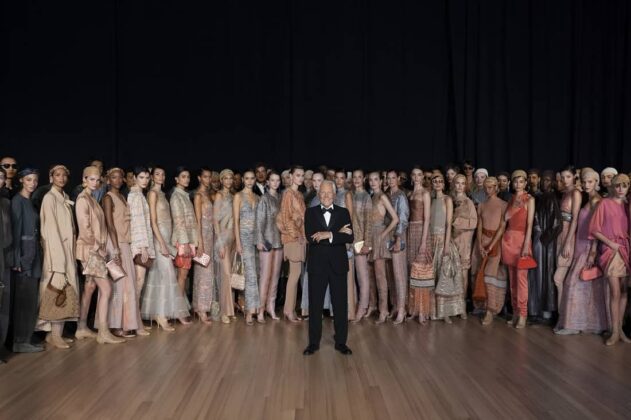 Giorgio Armani con le modelle a New York 17 ottobre 2024